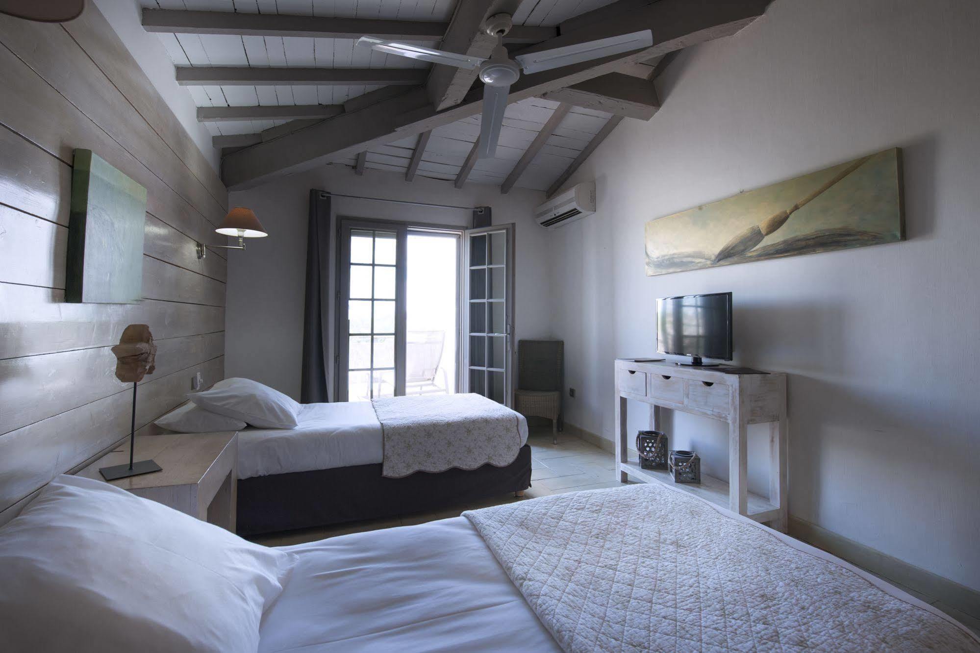 Hotel Restaurant Les Arnelles Saintes-Maries-de-la-Mer Ngoại thất bức ảnh